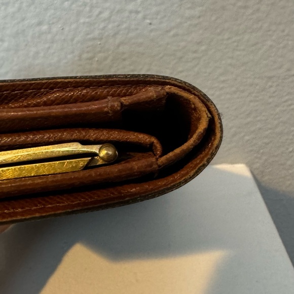 Louis Vuitton Kiss Wallet - Picture 12 of 14